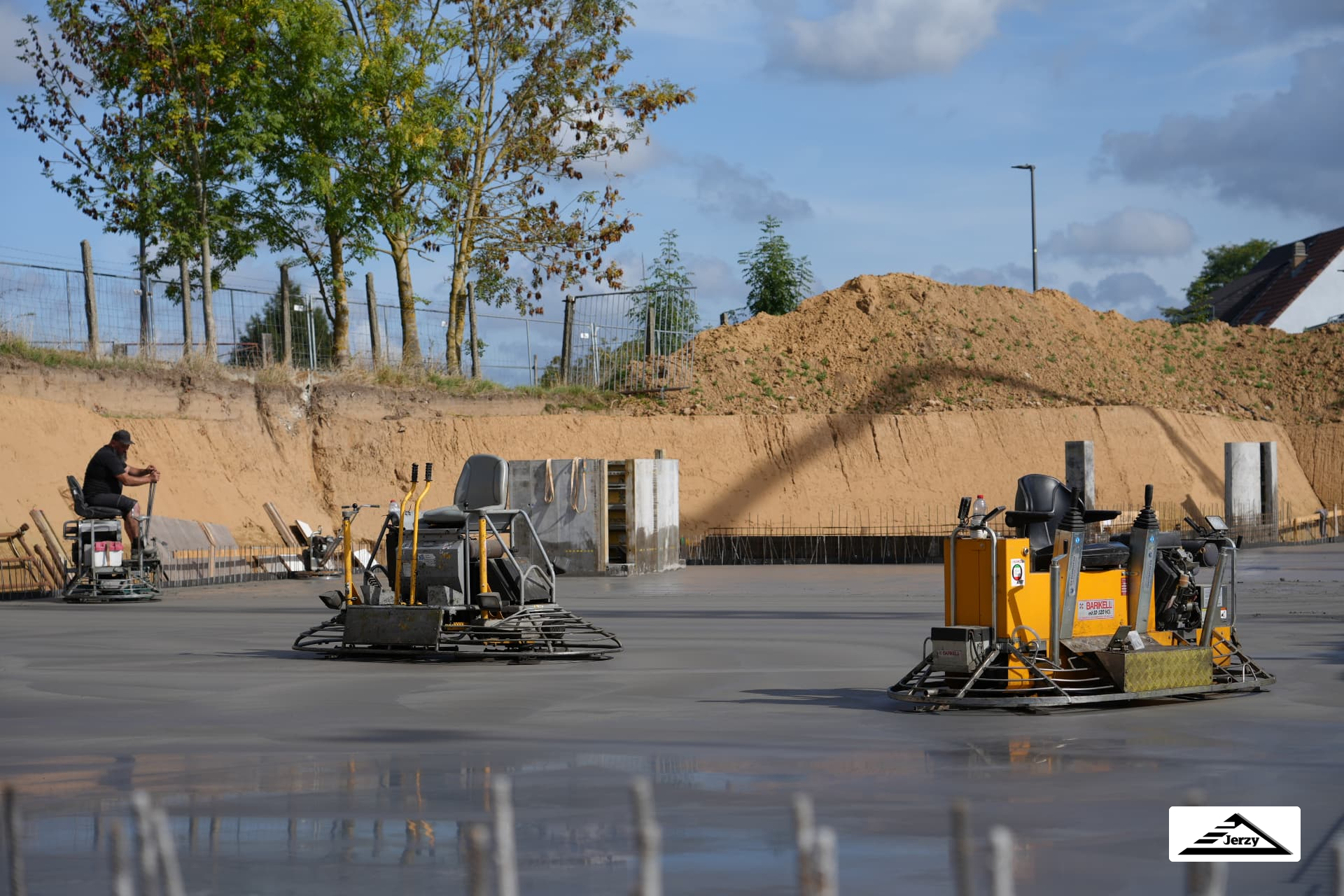 Betonvloer polieren met vlindermachines — Kozlowski BV Betonvloer polieren met eigen vlindermachines: een vers gepolierde polybetonvloer van Kozlowski BV in België